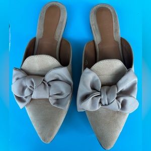 BEIGE MULES / SLIP ON DRESS SHOES / LOAFERS w/ BOW!